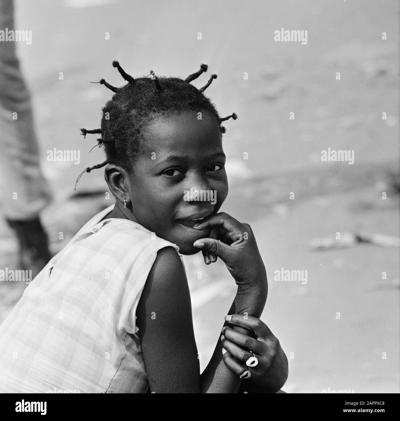 Zaire (ehemals Belgischer Kongo) Streetscape in Kinshasa; kongolesisches Mädchen Datum: 24. Oktober 1973 Ort: Kongo, Kinshasa, Zaire Schlüsselwörter: Kongolesen, Kinder, Porträts Stockfoto