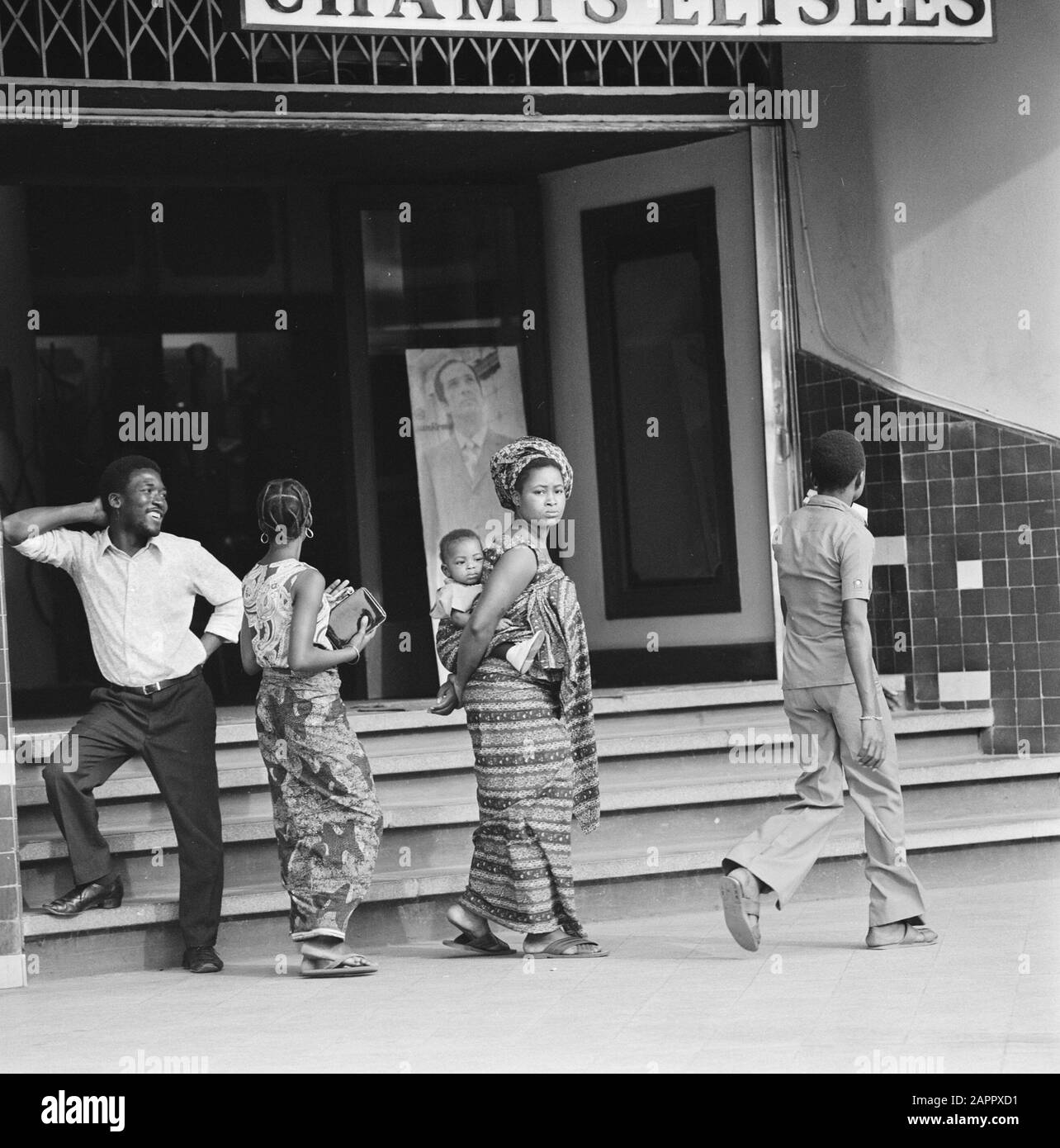 Zaire (ehemals Belgischer Kongo) Statue in Kinshasa Datum: 24. Oktober 1973 Ort: Kongo, Kinshasa, Zaire Schlüsselwörter: Kongolesen, Stadtansichten, Frauen Stockfoto