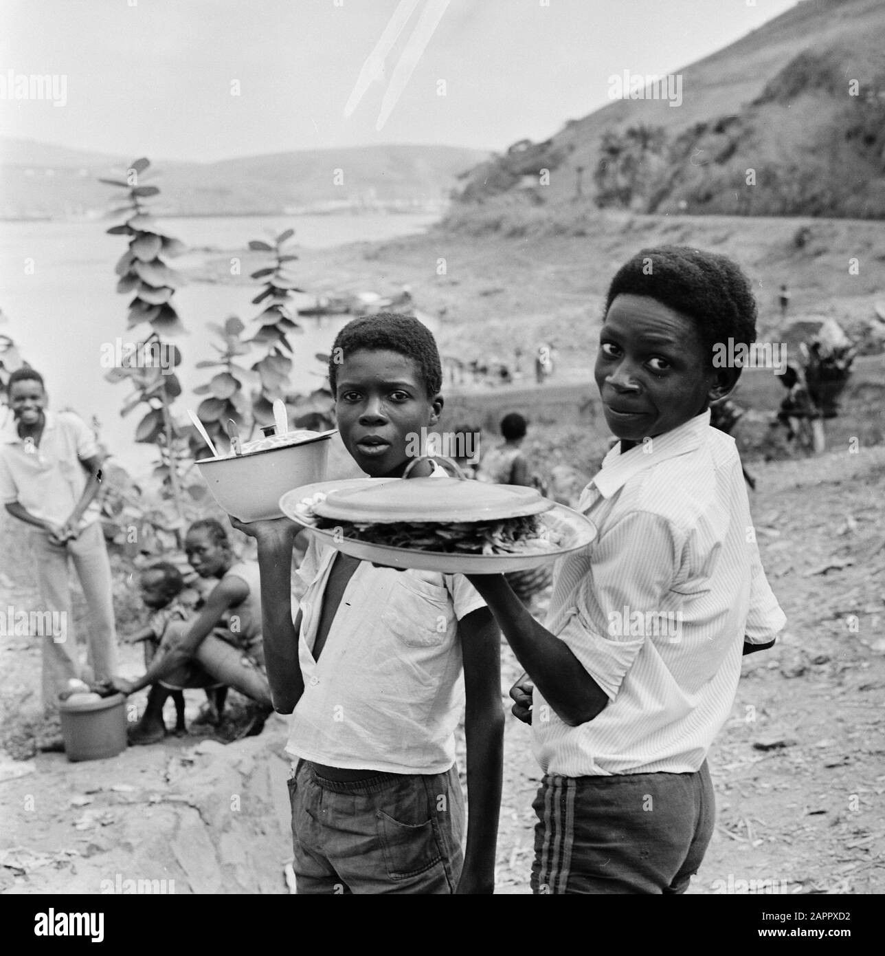 Zaire (früher Belgisch-Kongo) Kinder auf dem Land Datum: 24. Oktober 1973 Ort: Kongo, Zaire Schlüsselwörter: Kinder Stockfoto