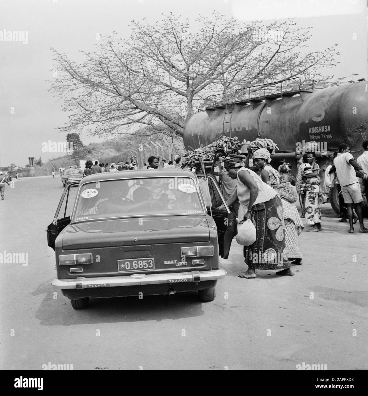 Zaire (ehemals Belgischer Kongo) Straße auf dem Land Datum: 24. Oktober 1973 Ort: Kongo, Zaire Schlüsselwörter: Autos, Eisenbahn, Verkehr, Züge, Straßen Stockfoto