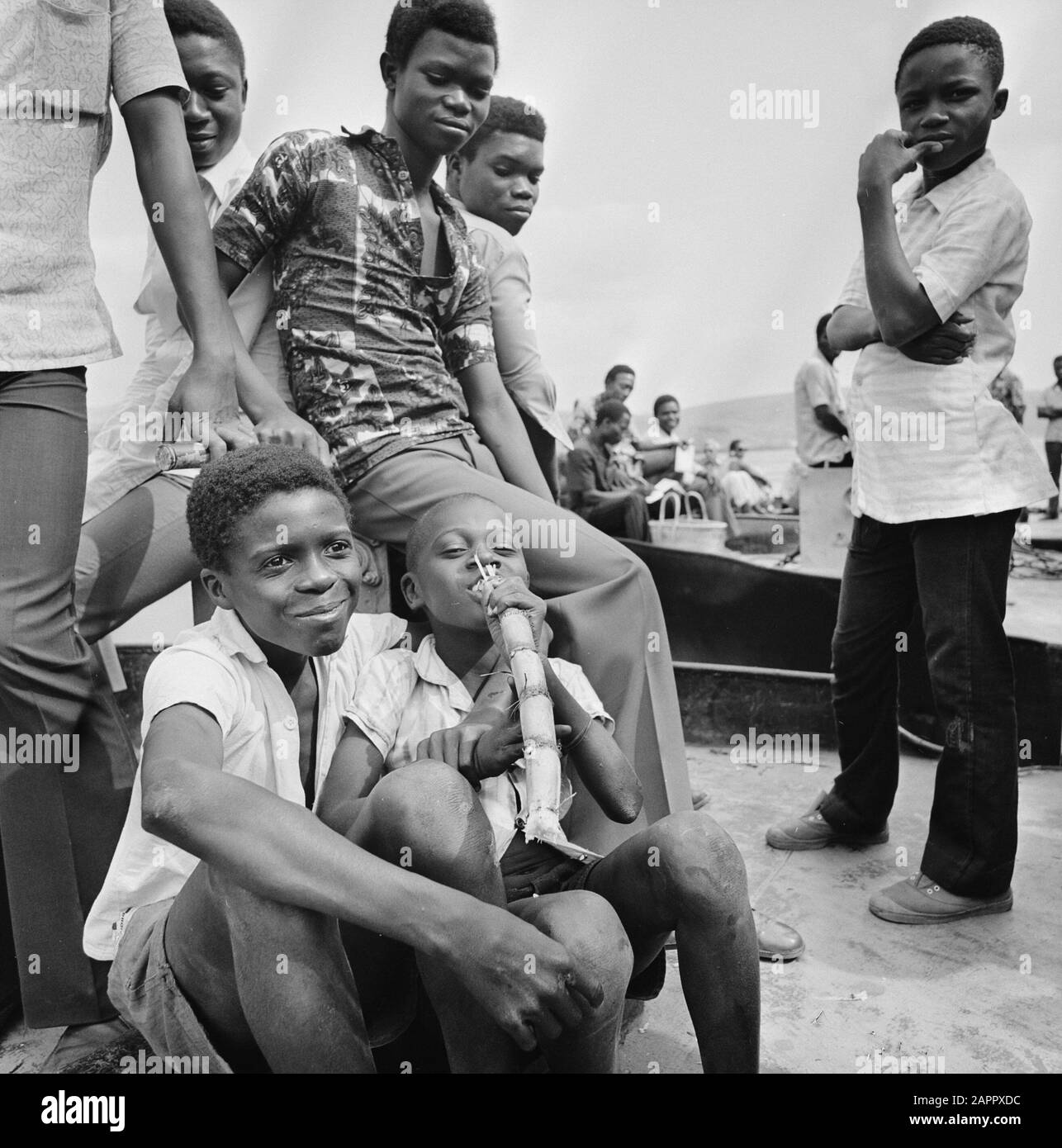 Zaire (ehemals Belgisch-Kongo) Kinder und Jugendliche auf dem Land Datum: 24. Oktober 1973 Ort: Kongo, Zaire Schlüsselwörter: Dorfleben, Jugend, Kinder Stockfoto
