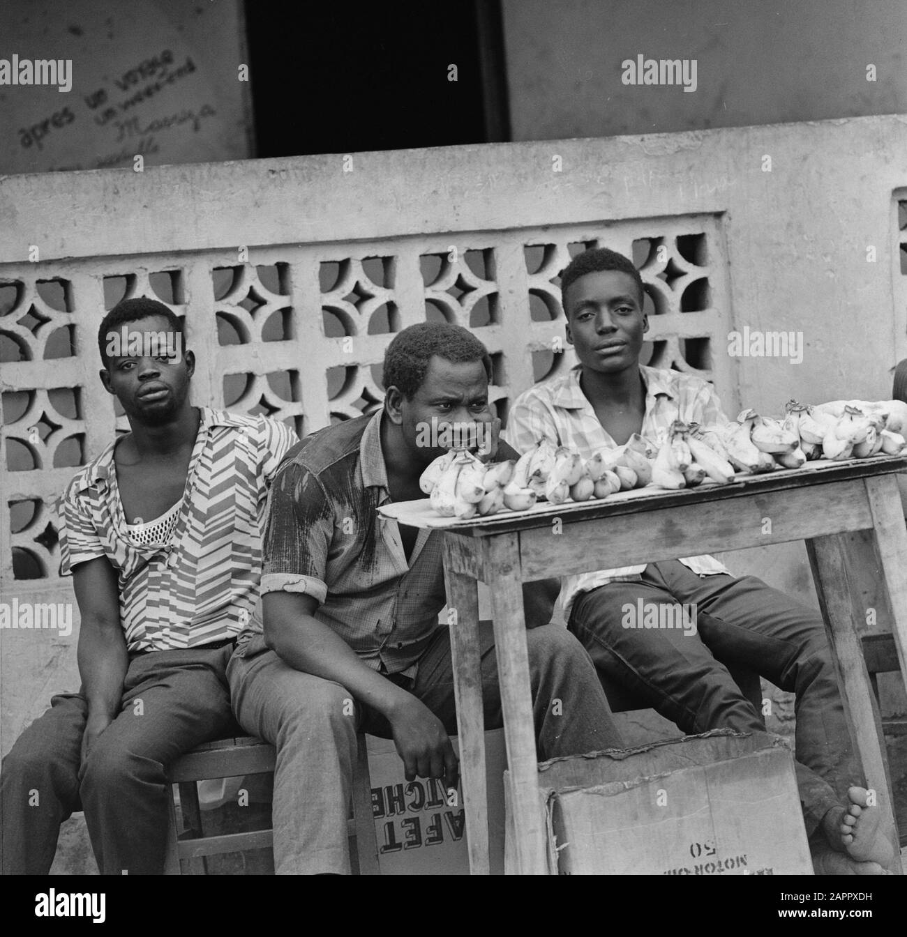 Zaire (ehemals Belgischer Kongo) Drei Männer hinter Tisch mit Handelsdatum: 24. Oktober 1973 Ort: Kongo, Zaire Schlüsselwörter: Männer, Straßenhandel Stockfoto