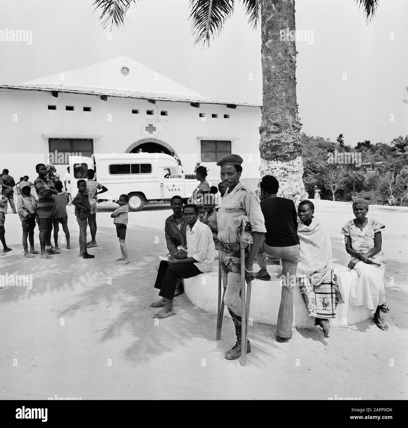 Zaire (ehemals Belgischer Kongo) Menschen vor einem Krankenhaus der angolanischen Befreiungsbewegung FNLA nördlich von Kinshasa Datum: 24. Oktober 1973 Ort: Kongo, Zaire Schlüsselwörter: Widerstandsbewegungen, Krankenhäuser Stockfoto