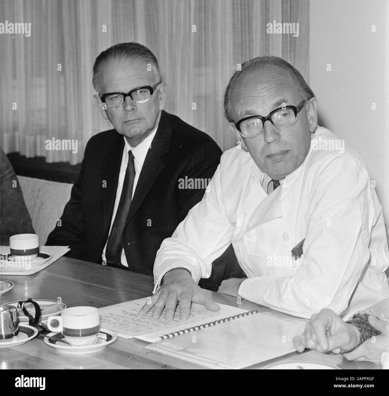 Pressekonferenz im Zusammenhang mit der offiziellen Eröffnung des Antoni van Leeuwenhoek Krankenhauses in Amsterdam Dr. Sindram (rechts) und Professor Stahlie Datum: 29. Oktober 1973 Standort: Amsterdam, Noord-Holland Schlüsselwörter: Eröffnungen, Pressekonferenzen, Krankenhäuser Personenname: Sindram, I.S., Stahlie, T.D. Stockfoto