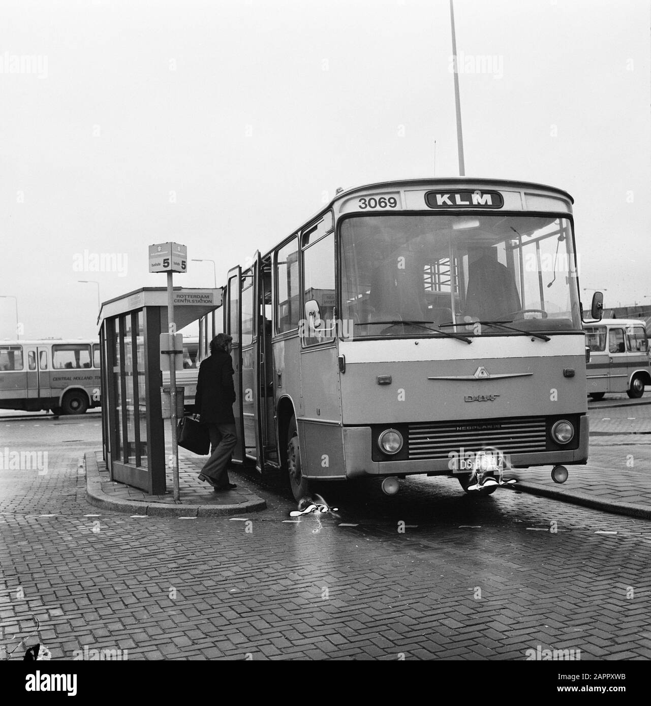 KLM-Busse EIN Bus an einer Haltestelle; ein Passagier ist kurz vor der Fahrt: 15. Januar 1974 Standort: Noord-Holland, Schiphol Schlüsselwörter: Bushaltestellen, Busse Stockfoto