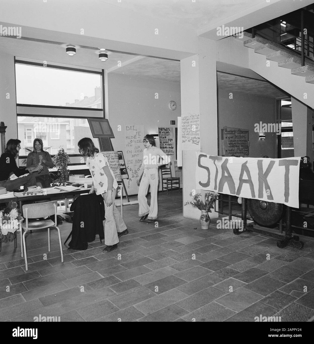 Schüler Noordhollandse Schulgemeinschaft in Amsterdam Streikdatum: 25. april 1974 Ort: Amsterdam, Noord-Holland Schlüsselwörter: Schüler, Ausbildung, Streiks Stockfoto