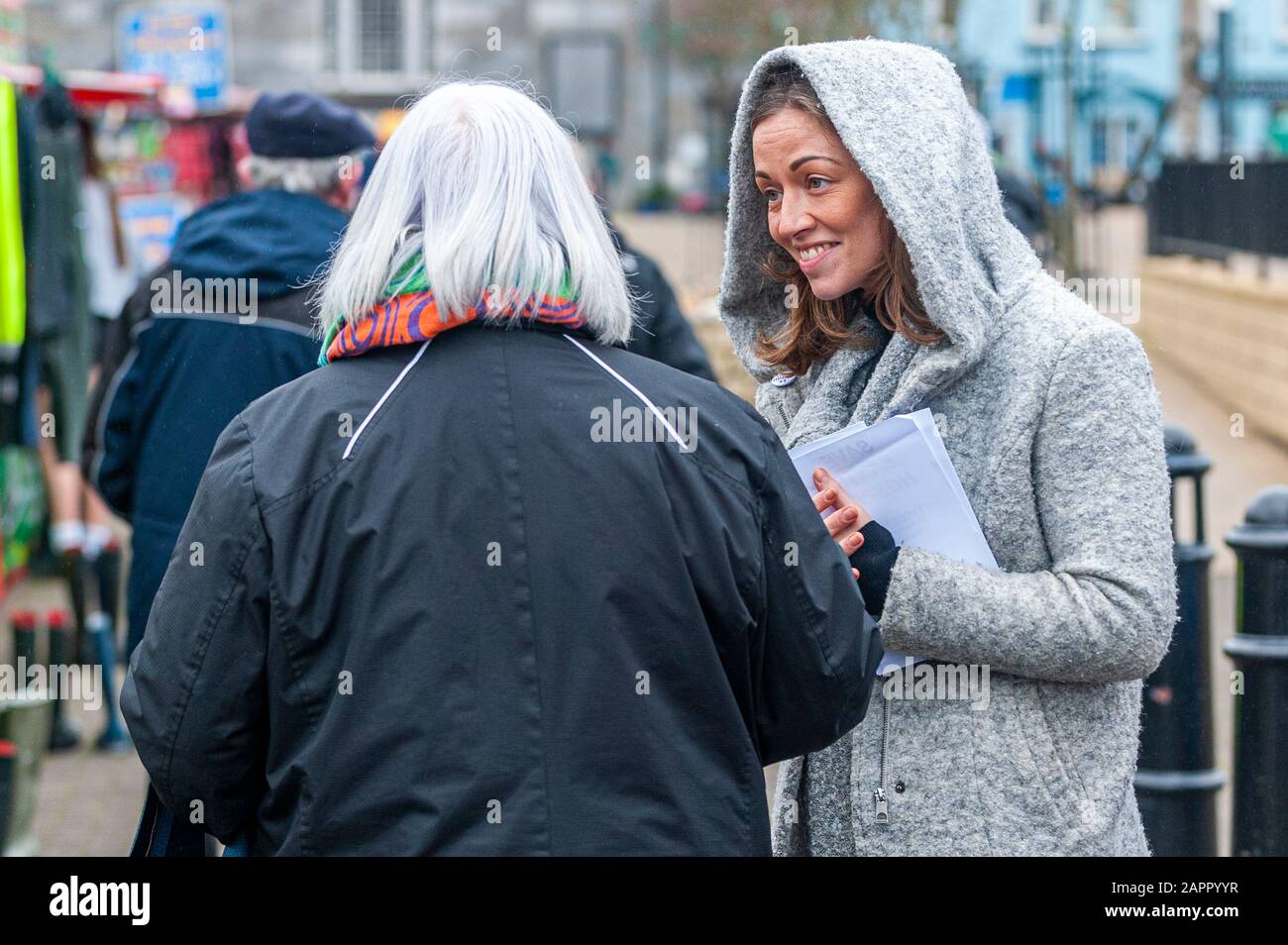 Bantry, West Cork, Irland. 24. Januar 2020. Wahlkandidat Cllr. Holly Cairns (Sozialdemokraten) war heute auf dem Bantry Market, um mit ihrem Team Stimmen zu ersuchen. Quelle: AG News/Alamy Live News Stockfoto