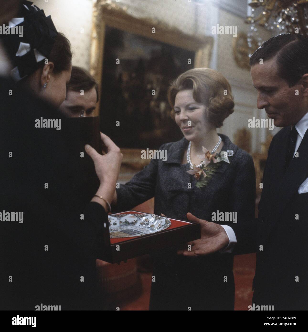 Prinzessin Beatrix und Prinz Claus werden angeboten Datum: Undatierte Schlüsselwörter: Geschenke, Prinzen, Prinzessinnen persönlicher Name: Beatrix, Prinzessin, Claus, Prinz Stockfoto