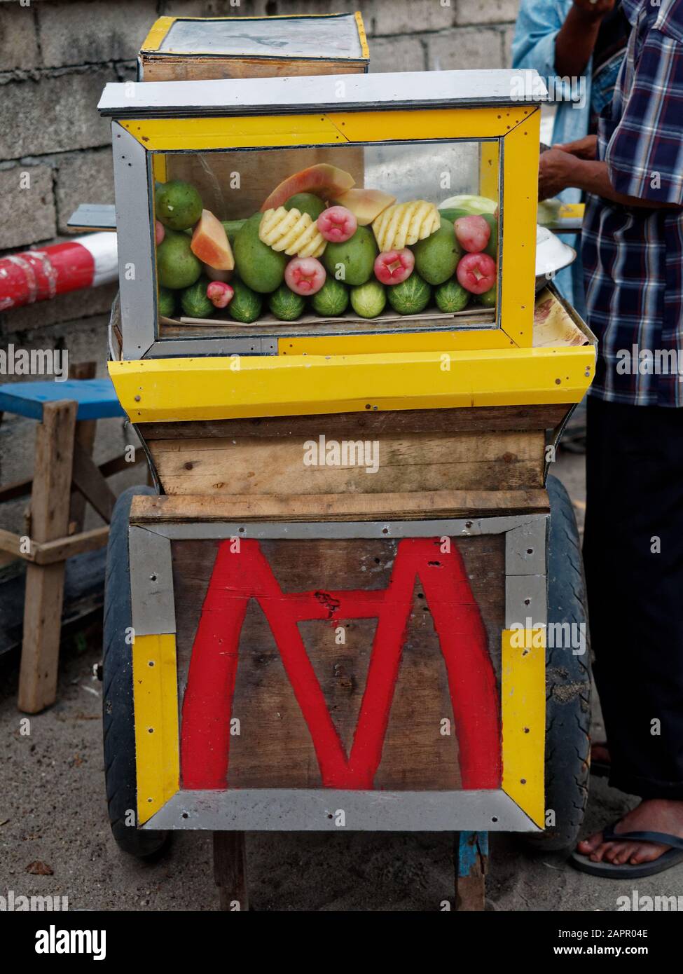 Sengiggi Strandverkäufer von Mango und rosenapfel, Lombok Insel, Indonesien, Asien Stockfoto