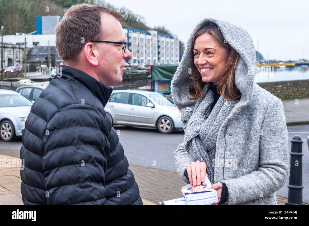 Bantry, West Cork, Irland. 24. Januar 2020. Wahlkandidat Cllr. Holly Cairns (Sozialdemokraten) war heute auf dem Bantry Market, um mit ihrem Team Stimmen zu ersuchen. Quelle: AG News/Alamy Live News Stockfoto