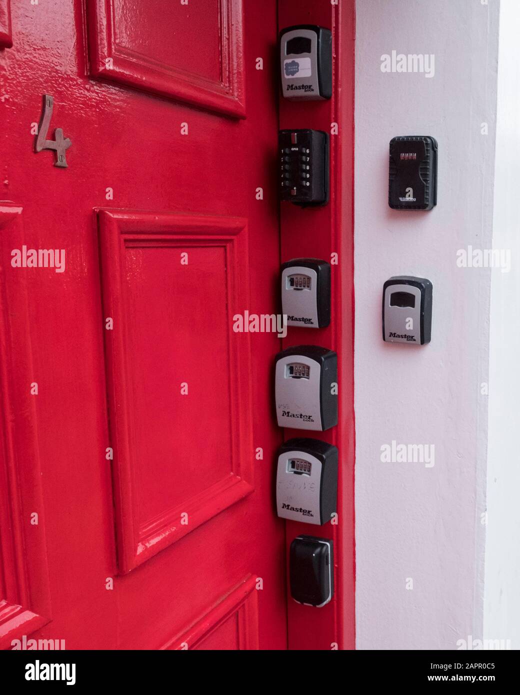 Airbnb-Schlüsselkästen an der Türsäule einer Immobilie in Edinburgh, Schottland, Großbritannien Stockfoto