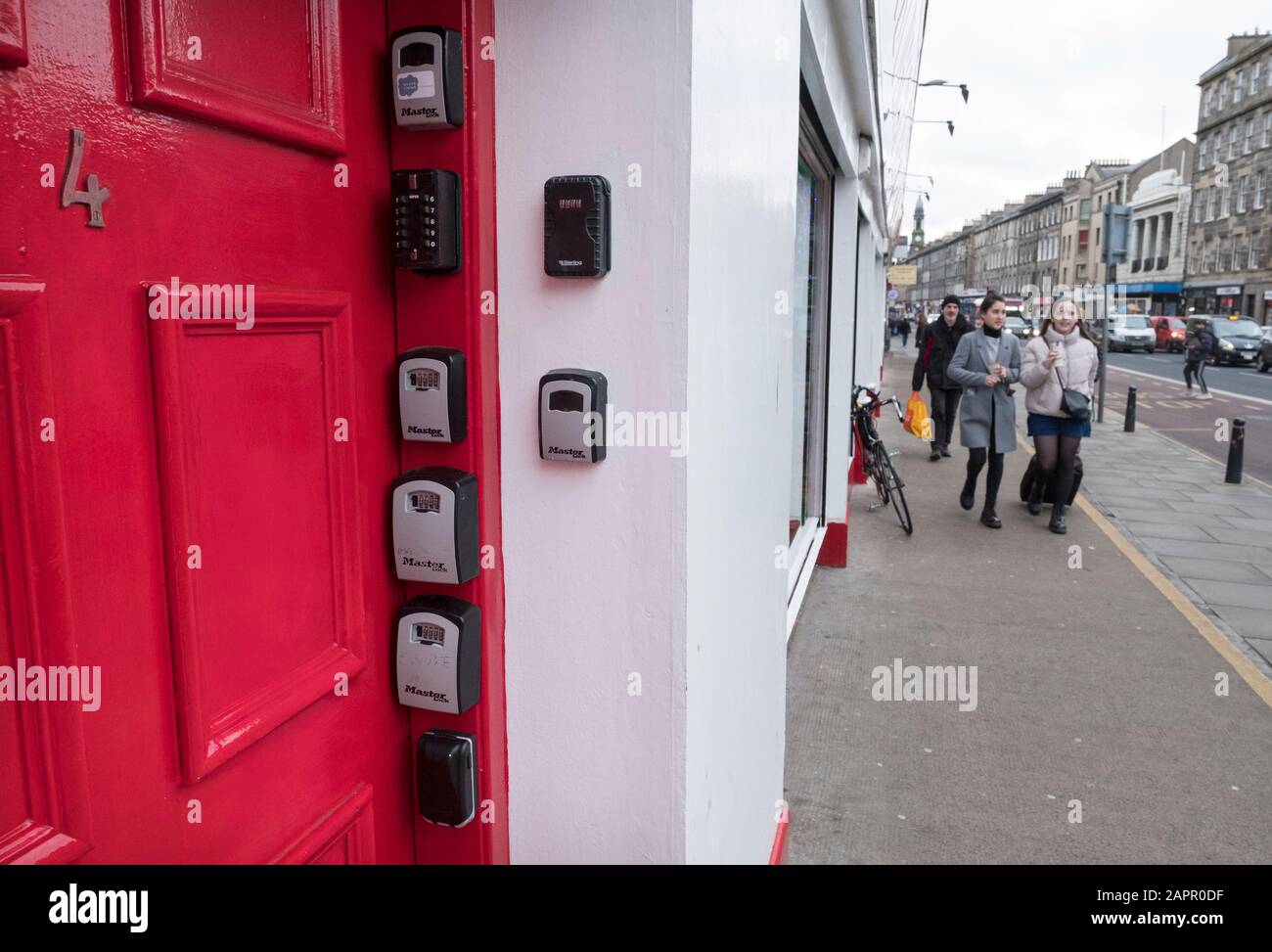 Airbnb-Schlüsselkästen an der Türsäule einer Immobilie in Edinburgh, Schottland, Großbritannien Stockfoto