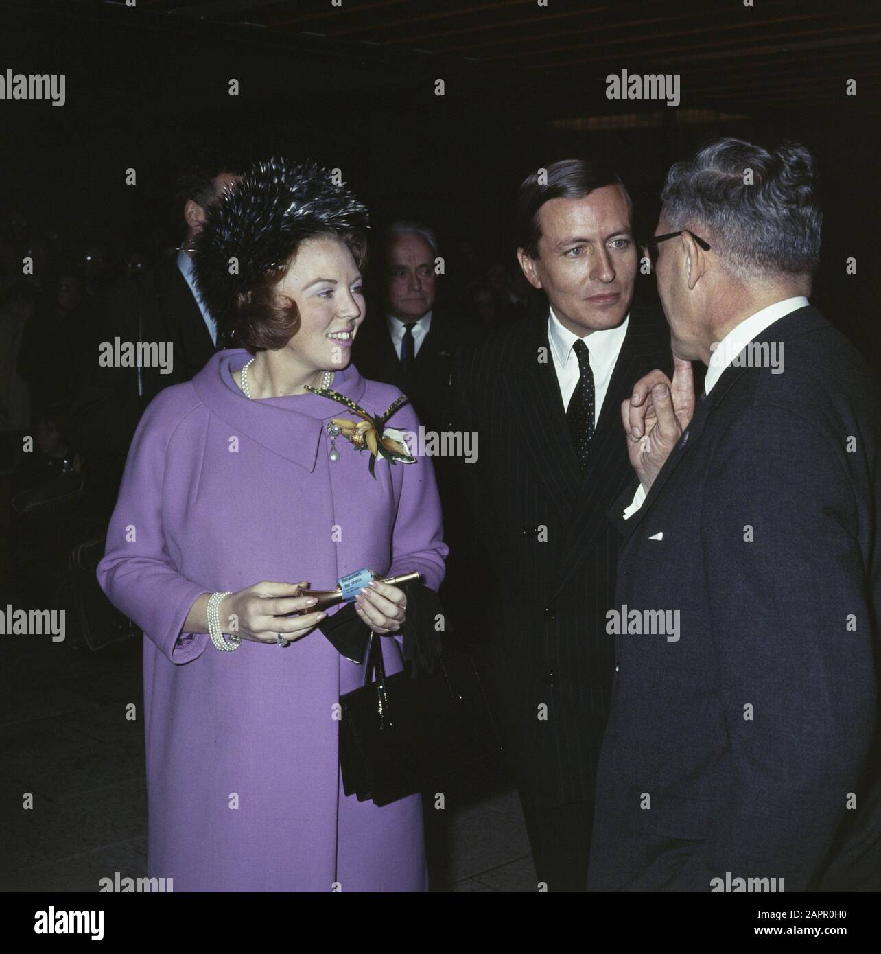 Aufgrund der Loyalität HKH Prinzessin Margriet, fest Doelen, Rotterdam; Ankunft HKH Prinzessin Beatrix und HRH Prinz Claus, empfangen durch Bürgermeister Datum: 10. Dezember 1966 Ort: Rotterdam, Süd-Holland Schlüsselwörter: Ankünfte, Parteien, PRINSES, PRINSESS, Bürgermeister persönlicher Name: Beatrix, Prinzessin, Claus, Fürst, Margriet, Fürstin Der Institution Name: Doelen, Der Prinzessin Stockfoto