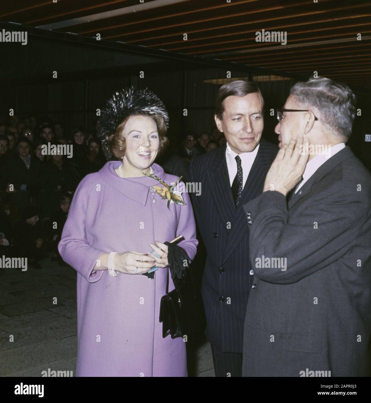 Aufgrund der Loyalität HKH Prinzessin Margriet, fest Doelen, Rotterdam; Ankunft HKH Prinzessin Beatrix und HRH Prinz Claus, empfangen durch Bürgermeister Datum: 10. Dezember 1966 Ort: Rotterdam, Süd-Holland Schlüsselwörter: Ankünfte, Parteien, PRINSES, PRINSESS, Bürgermeister persönlicher Name: Beatrix, Prinzessin, Claus, Fürst, Margriet, Fürstin Der Institution Name: Doelen, Der Prinzessin Stockfoto