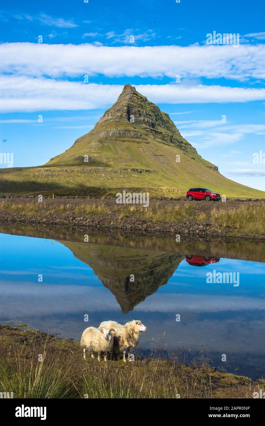 Sommer Sonnenuntergang über den berühmten Kirkjufellsfoss-Wasserfall mit Kirkjufell Berg im Hintergrund in Island. Langzeitbelichtung. Stockfoto
