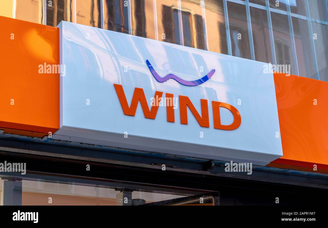 Windlogo-Zeichen im Handy-Shop. Wind ist eine Marke für Mobilfunknetze. Stockfoto