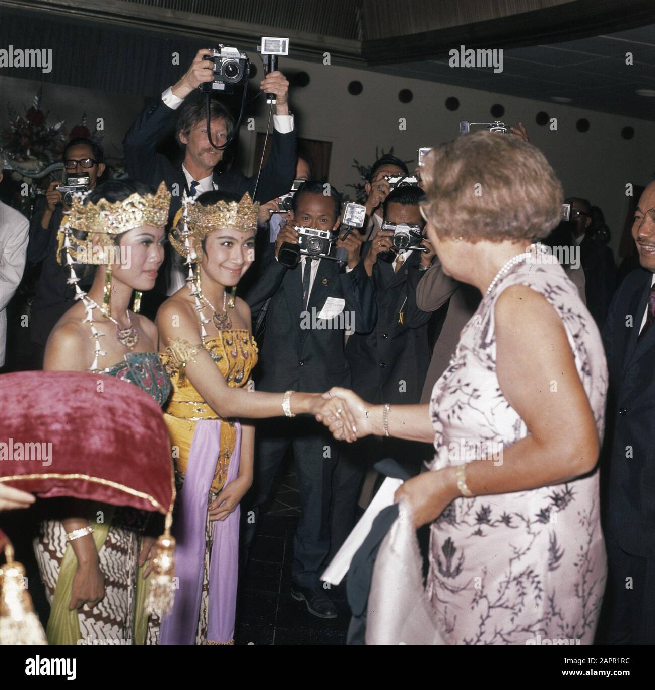 Staatsbesuch Indonesien Königin Juliana dankt den Tänzern in Bandung Datum: 29. August 1971 Ort: Bandung, Indonesien Schlüsselwörter: Tänzer, Fotografen, Königinnen, Staatsbesuche persönlicher Name: Juliana (Königin Niederlande) Stockfoto