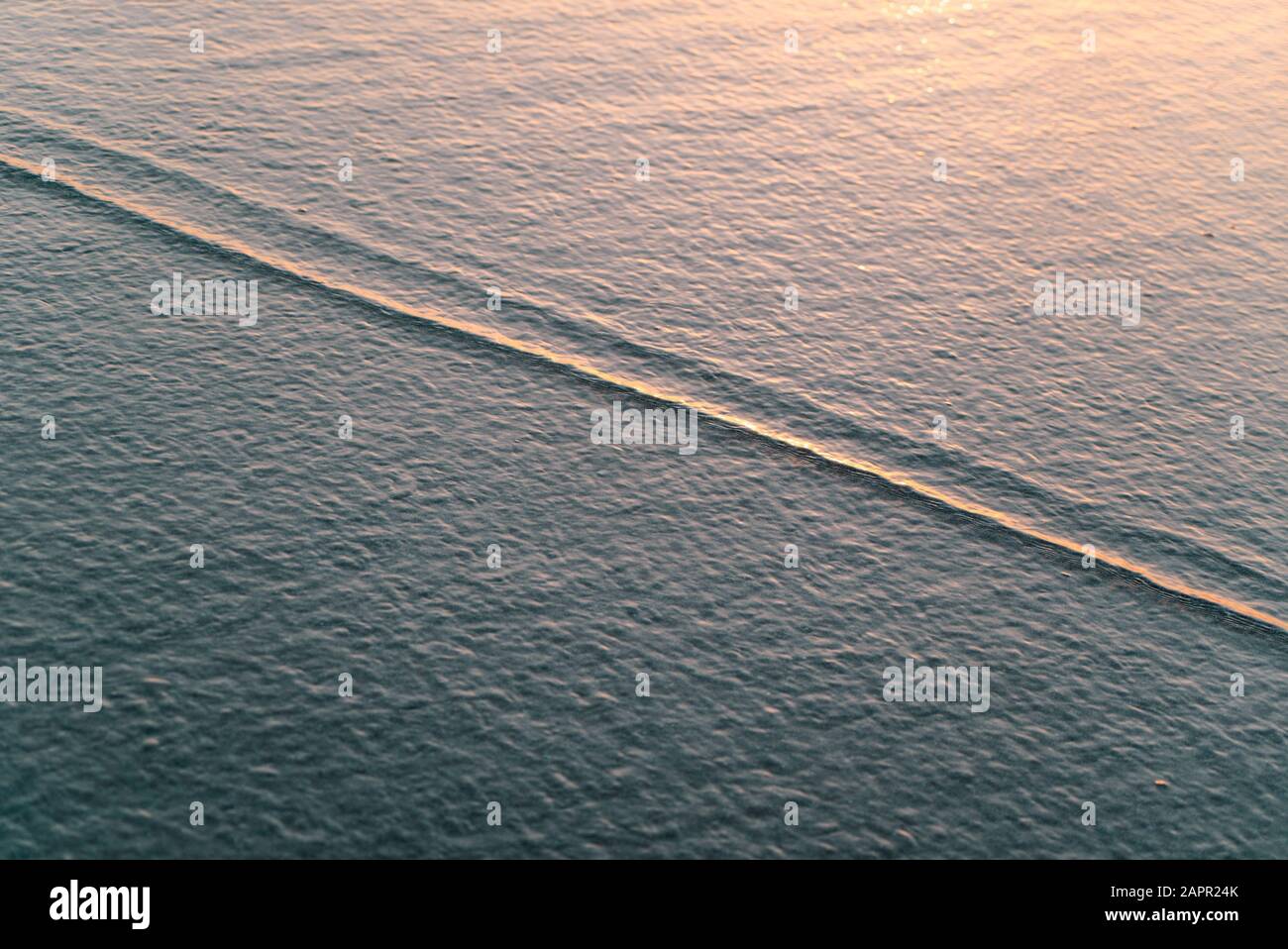 Einzelwelle am Ufer in Bali Indonesien Stockfoto