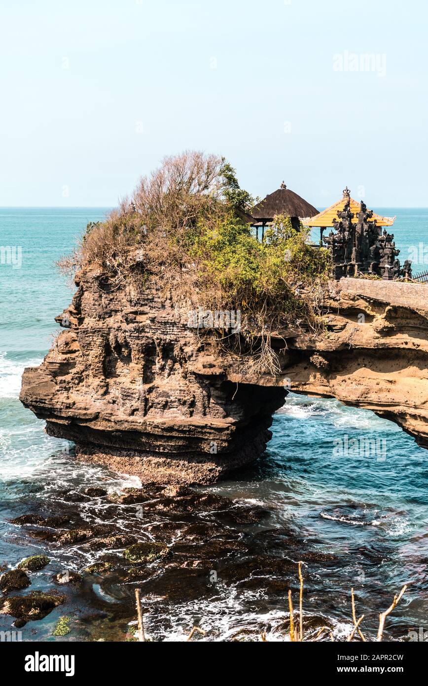 Schoner Kleiner Tempel Auf Einer Klippe In Bali Wasser Und Natur Pragen Diese Schonen Felsen Stockfotografie Alamy