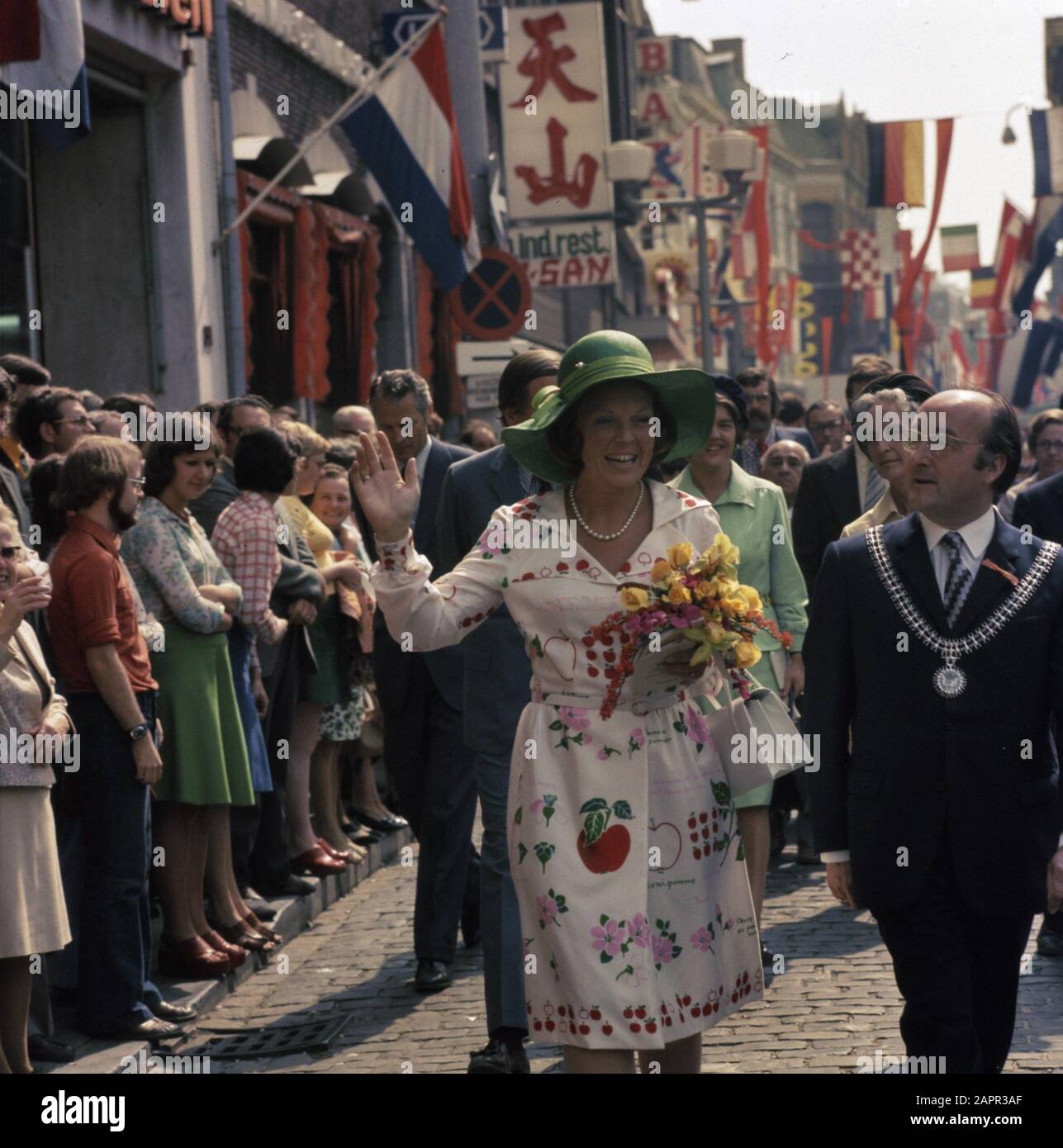 Prinzessin Beatrix und Prinz Claus während des Arbeitsbesuchs? , zwischen den Einwohnern gehen Datum: 1974 Schlüsselwörter: PRINSESS Personenname: Beatrix, Prinzessin, Claus, Prinz Stockfoto