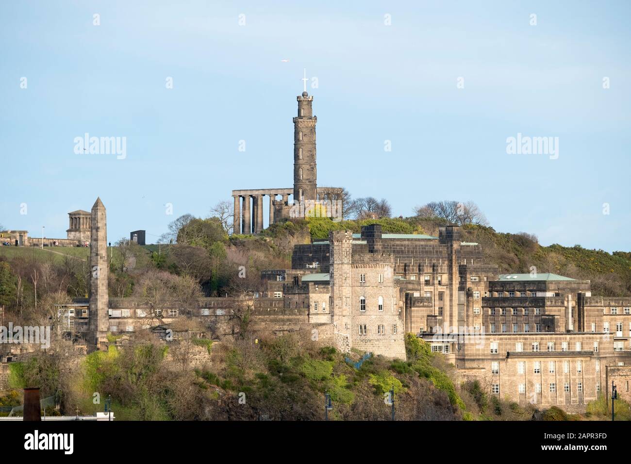 Historische Gebäude auf Calton Hill, Edinburgh: Das Martyrs Monument, Nelson's Monument, St Andrews House und Governors House des alten Calton Jail. Stockfoto