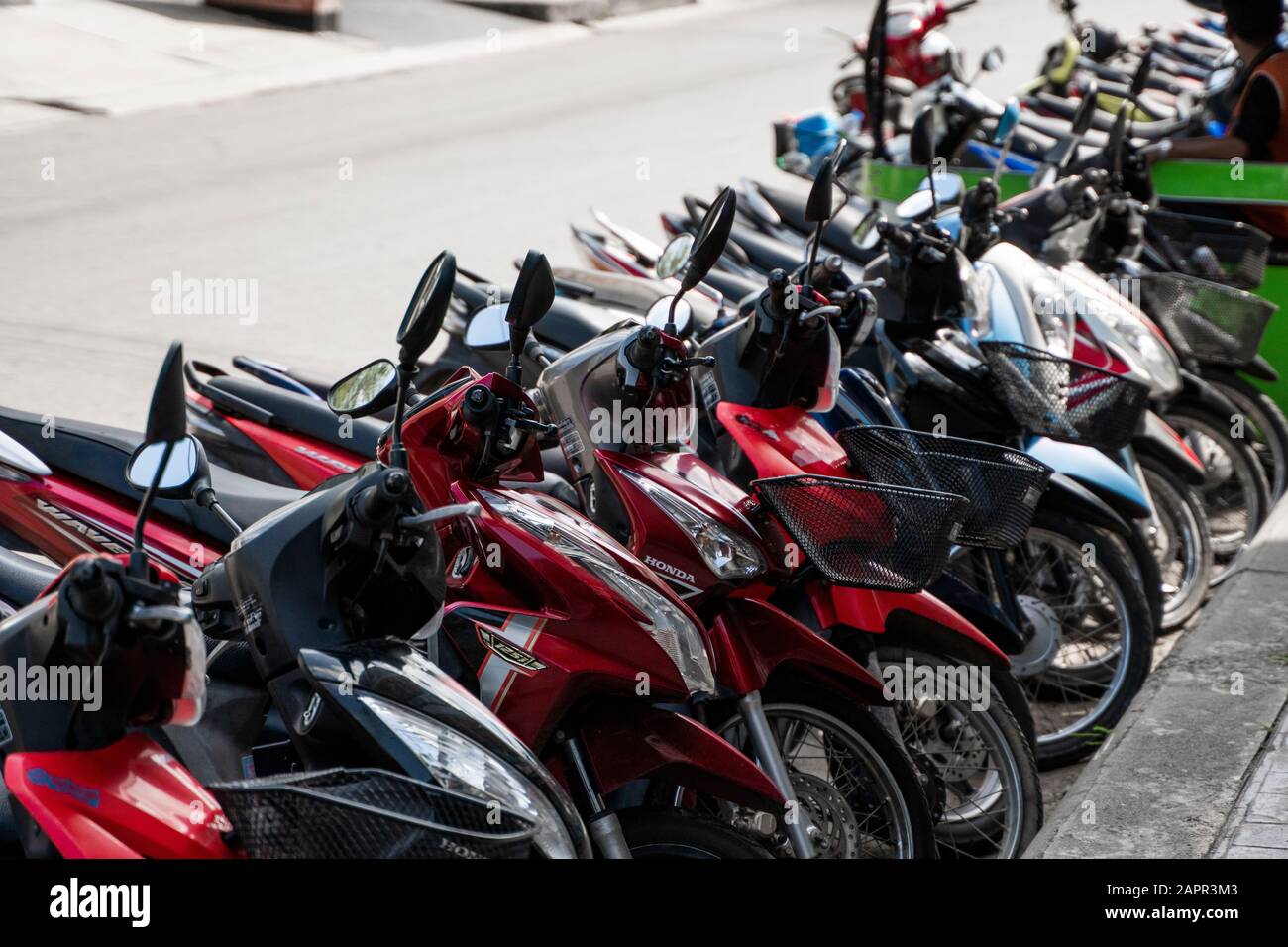 KRABI, THAILAND - 10. Juli 2019. Üblichen überfüllten Parkplatz in Krabi, mit voller Motorräder. Eine Menge Motorräder parken in Zeilen im Bürgersteig in Stockfoto