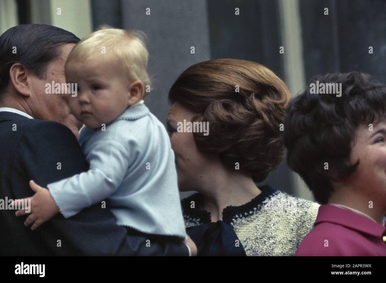 Koninginnedag, bordes Palace Soestdijk; NR. 13: Willem Alexander blickt über die Schulter des Vaters, NR. 14: William Alexander, Claus und Pr. Beatrix/Datum: 30. April 1968 Stichwörter: QUEENNEDAG, bordessen persönlicher Name: Claus, Fürst, Willem-Alexander, Prinz von Orange Stockfoto