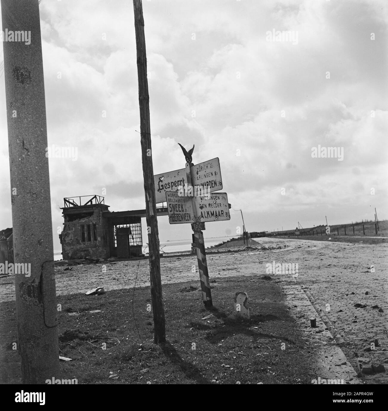 Front Nord-Ost Niederlande: Deutsche Pfostenwache Groningen-Friesland und Bunkeranlagen (und ANWB-Schild) am Kop van de Afsluitdijk. Dieser strategische Punkt wurde von der kanadischen 3rd Infantry Division nach drei Tagen Kampf (18. April 1945) erobert. Datum: 18.April 1945 Ort: Afsluitdijk, Friesland-Schlüsselwörter: Bunkern, Fronten, Zweiter Weltkrieg Stockfoto