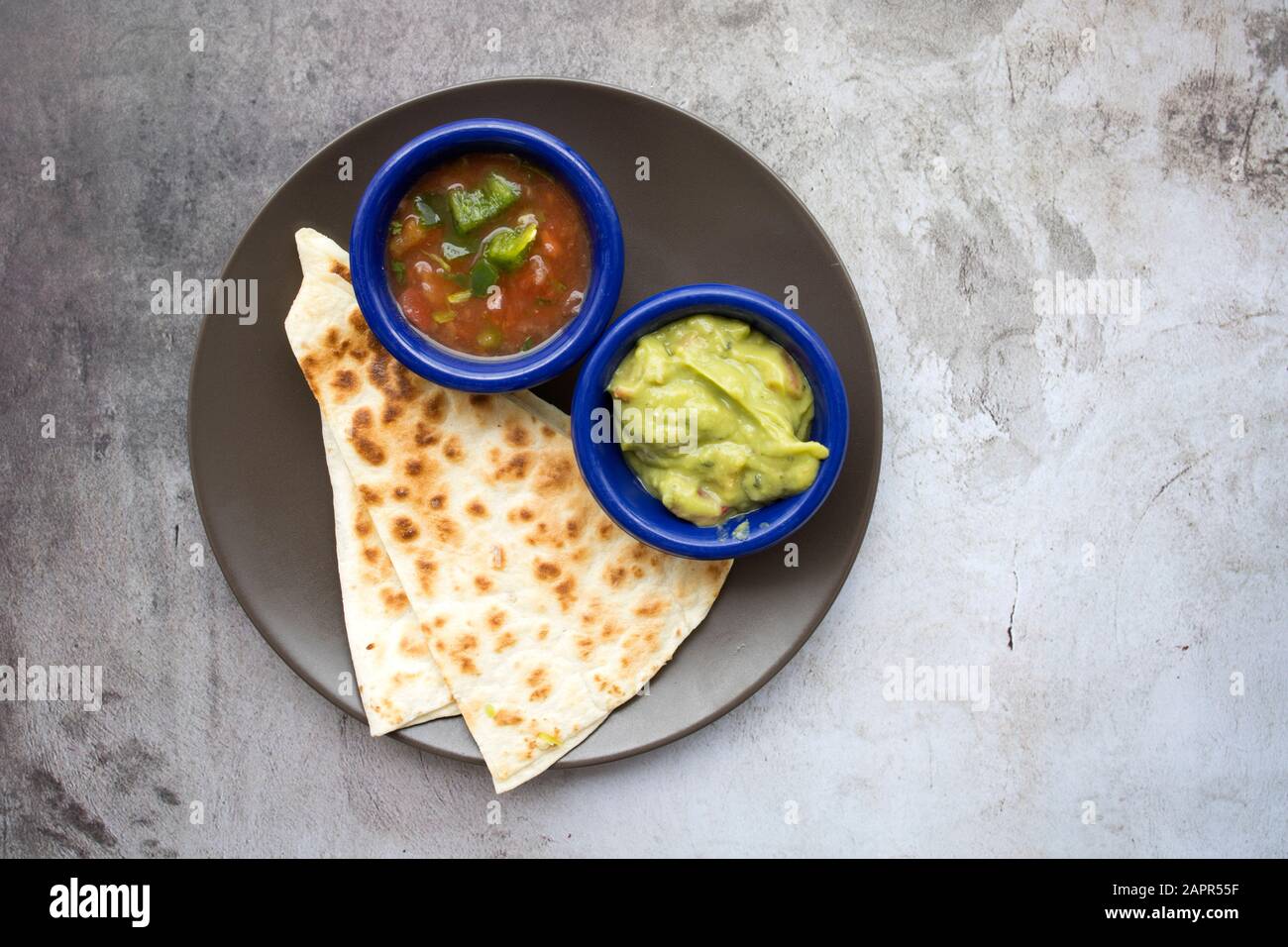 Käse Quesadilla mit Guacamole und Salsa Stockfoto