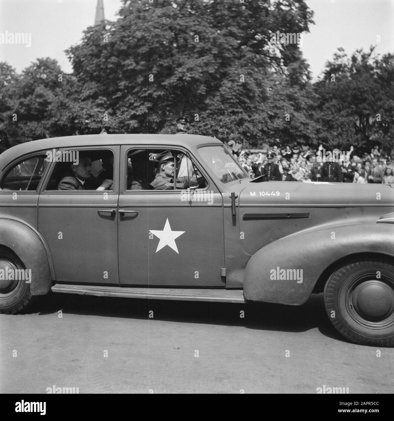 Königin Wilhelmina zurück in den Haag Followcar in Prozession Königin Wilhelmina Anmerkung: Im Auto ist der gleiche Mann, der interviewt wird [siehe andere Bilder] Datum: 6. Juni 1945 Ort: Den Haag, Zuid- Holland Schlüsselwörter: Besuche, Königinnen, Königshaus persönlicher Name: Wilhelmina, Königin Stockfoto