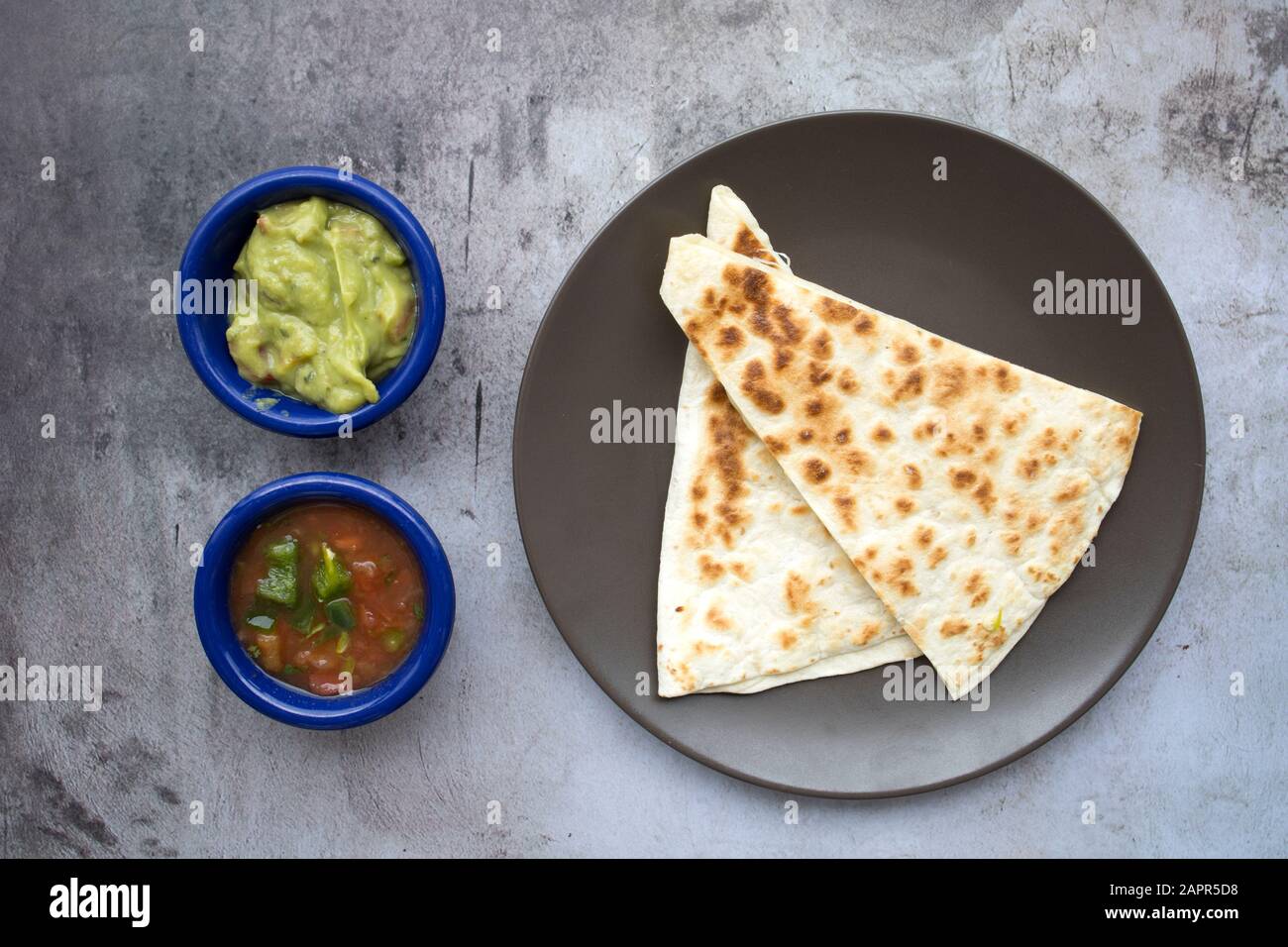 Käse Quesadilla mit Guacamole und Salsa Stockfoto