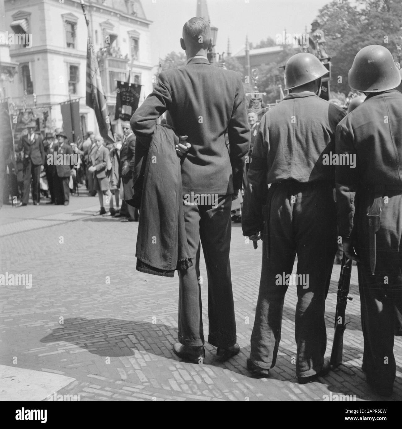 Koningin Wilhelmina zurück in den Haag [Palast Noordeinde. Auf der Rückseite des Sicherheitsdienstes der Königin gesehen] Datum: 6. Juni 1945 Ort: Den Haag, Zuid-Holland Schlüsselwörter: Besuche, Königinnen, Königshaus persönlicher Name: Wilhelmina, Königin Stockfoto