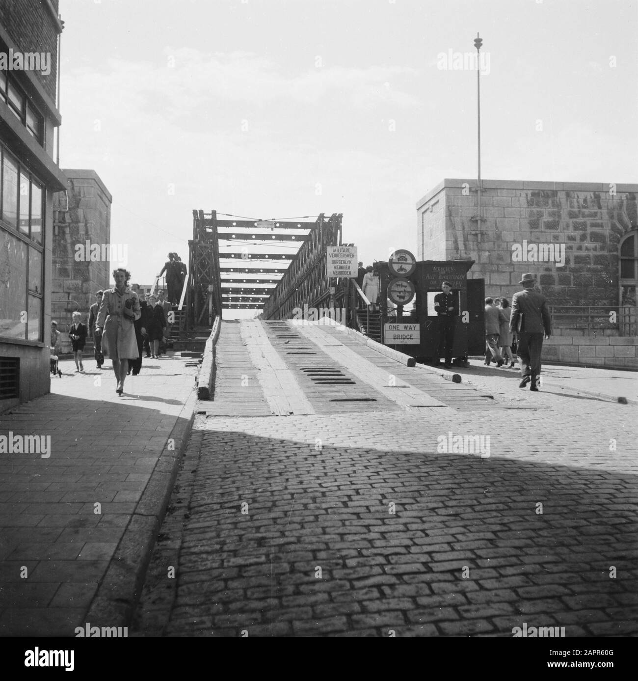 Über zerstörte Brücken über die Maas wurden in Maastricht Notbrücken gebaut. St. Servaasbrug Datum: Juli 1945 Ort: Limburger, Maastrichter Schlüsselwörter: Brücken, zweiter Weltkrieg, Zerstörung Stockfoto