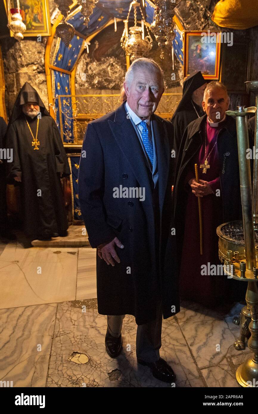 Der Prinz von Wales in der Krypta bei einem Besuch der Geburtskirche in Bethlehem am zweiten Tag seines Besuchs in Israel und den besetzten palästinensischen Gebieten. PA Foto. Bilddatum: Freitag, 24. Januar 2020. Siehe PA Story ROYAL Charles. Der Lichtbildkredit sollte lauten: Victoria Jones/PA Wire Stockfoto