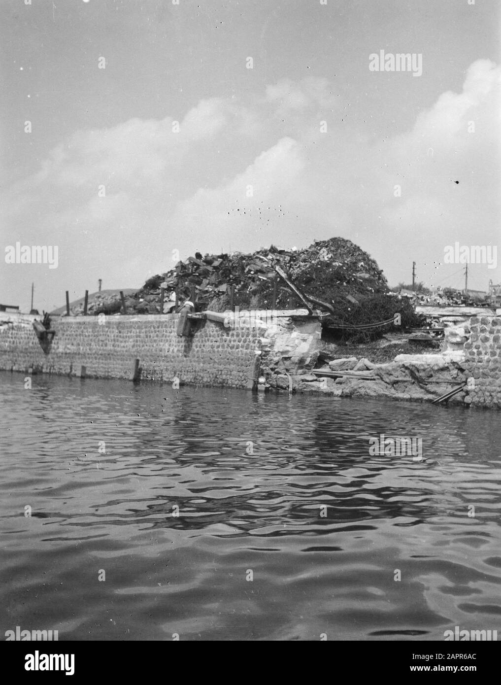 Verwüstungen Rotterdamer Hafen (1945) Zweiter Weltkrieg, Vernichtungsdatum: 1945 Ort: Rotterdam, Süd-Holland Schlüsselwörter: Zweiter Weltkrieg, Zerstörung Stockfoto