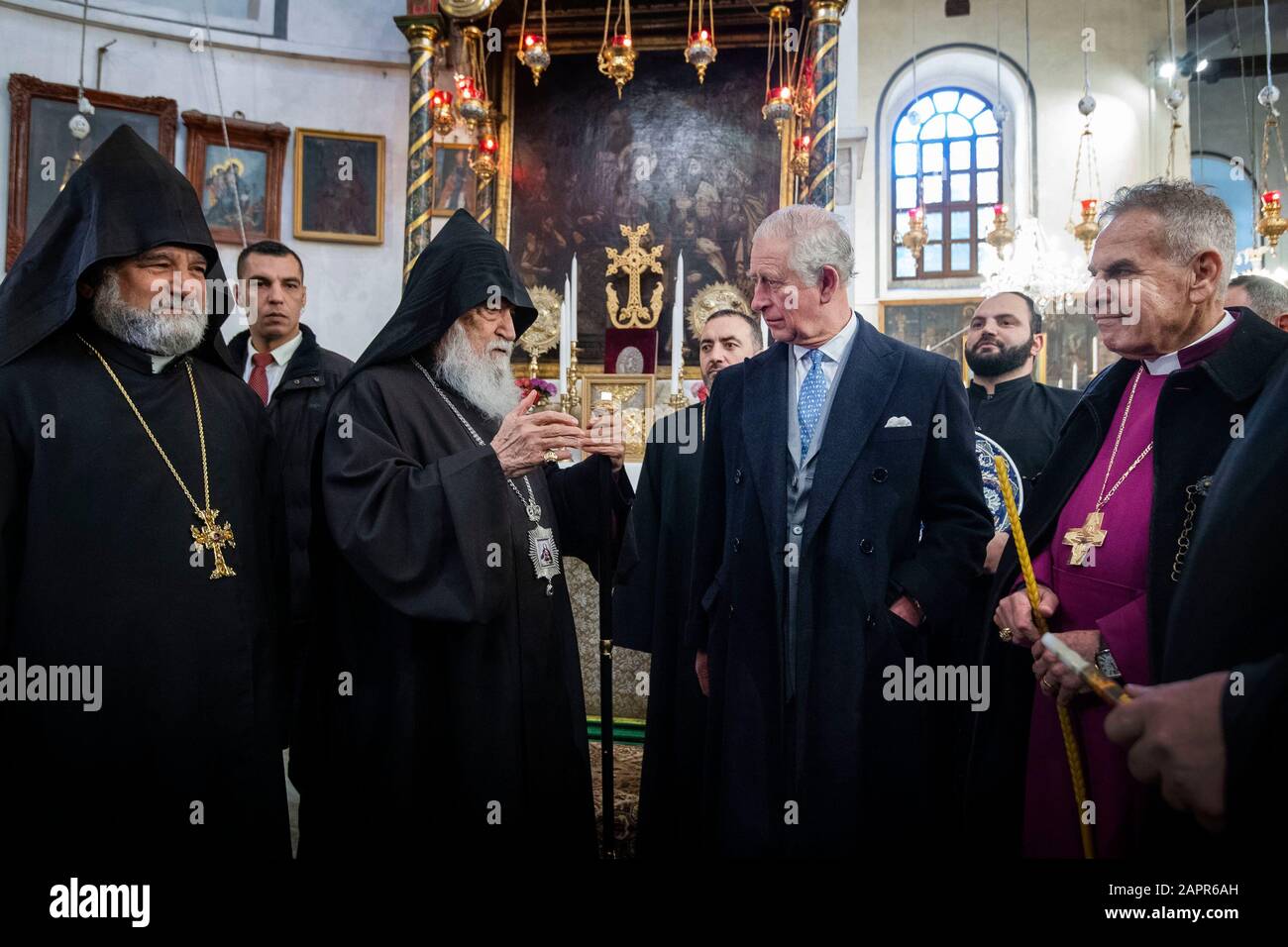 Der Prince of Wales (Zentrum) bei einem Besuch der Geburtskirche in Bethlehem am zweiten Tag seines Besuchs in Israel und den besetzten palästinensischen Gebieten. PA Foto. Bilddatum: Freitag, 24. Januar 2020. Siehe PA Story ROYAL Charles. Der Lichtbildkredit sollte lauten: Victoria Jones/PA Wire Stockfoto