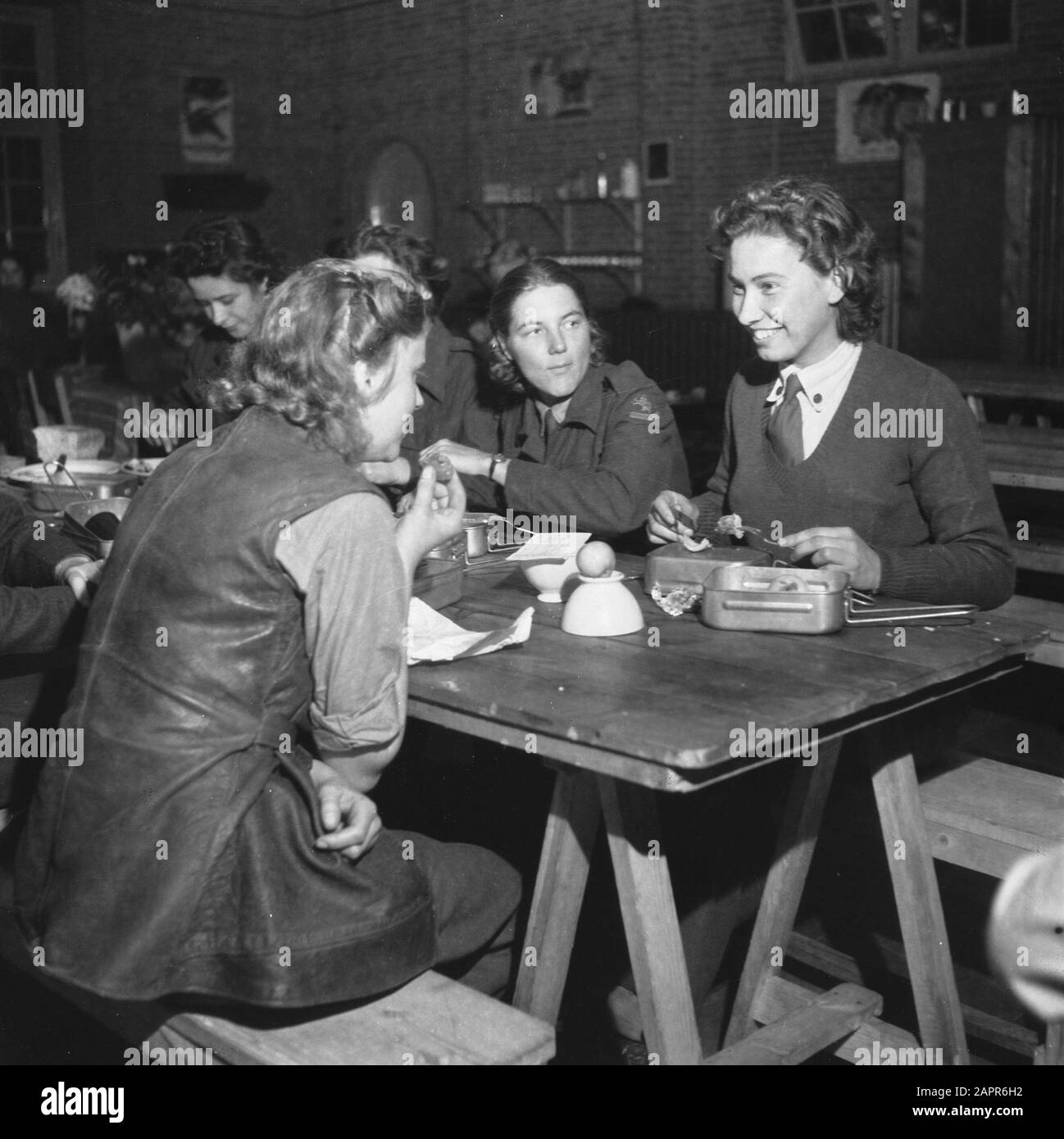 Trainingslager für das Frauen-Hilfskorps in Bouvigne Armee, Ausbildung, Soldaten, Frauen Datum: August 1945 Ort: Breda Schlagwörter: Armee, Militär, Ausbildung, Frauen Institutionenname: VHK Stockfoto