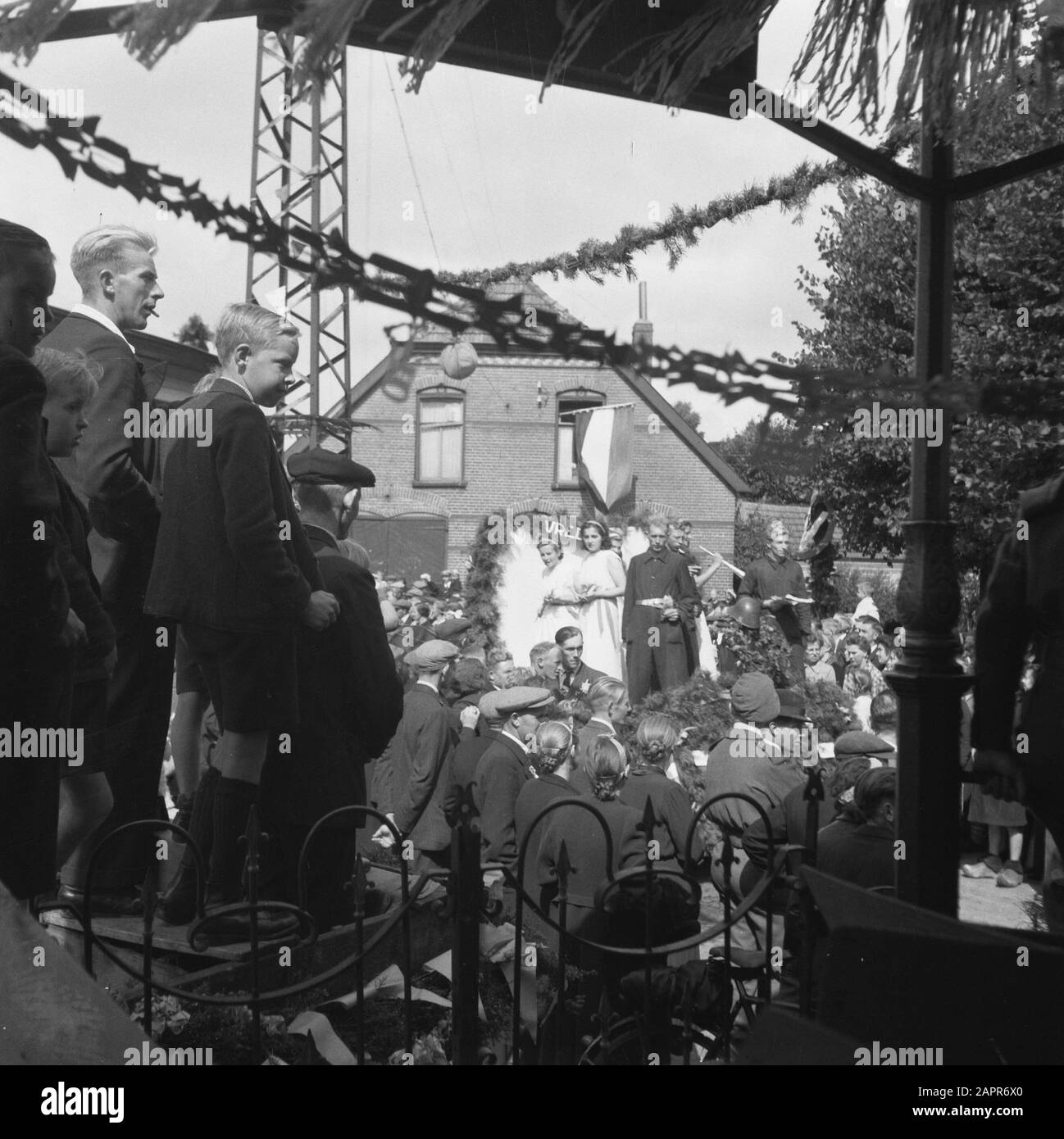 Bauernparty in einer Drenthe Dorfparade von Karren durch das Dorf. Auto mit dem Friedensdatum: 1945 Ort: Drenthe Schlagwörter: Folklore, Zweiter Weltkrieg Stockfoto