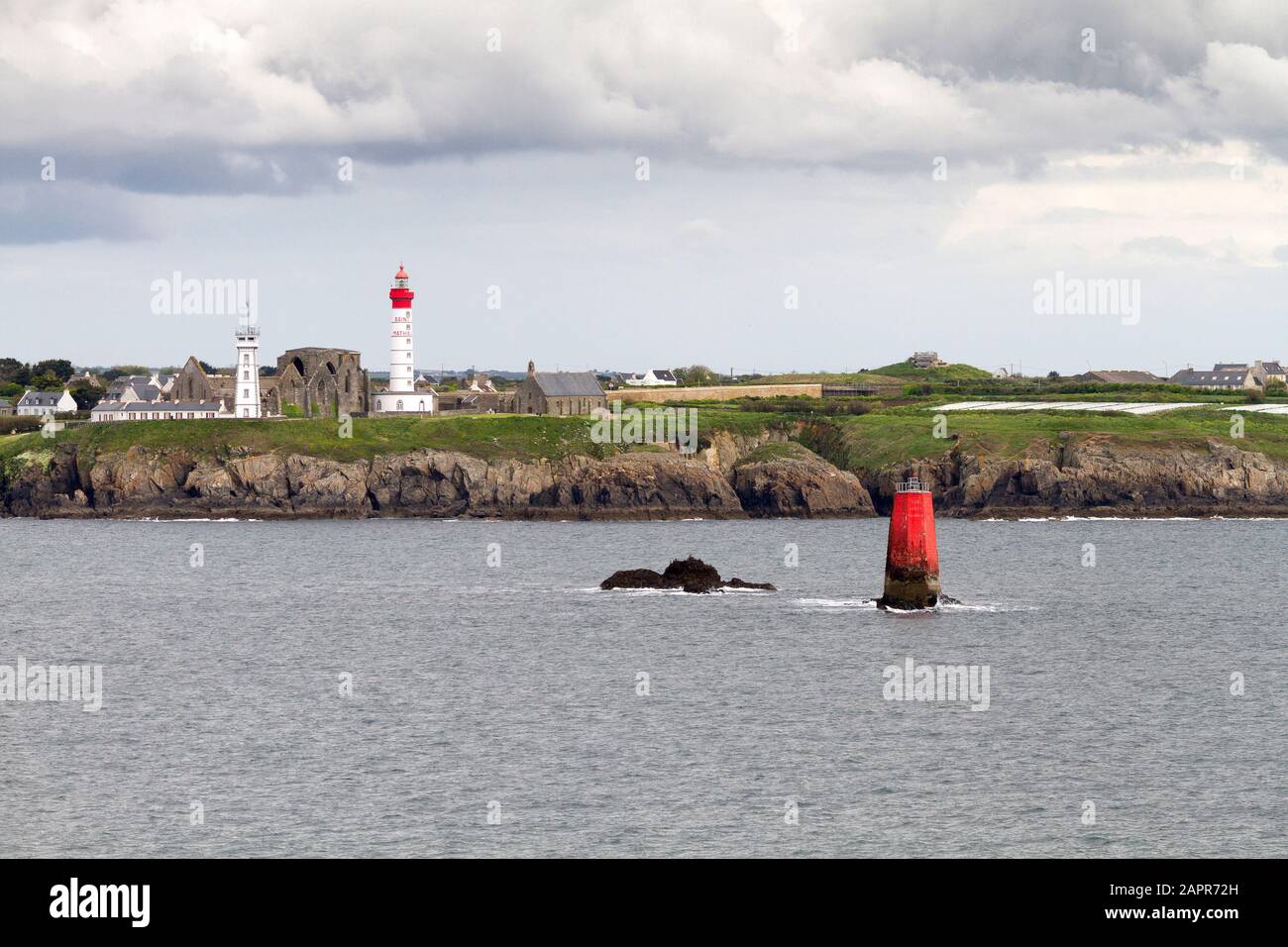 Die pointe Saint-Mathieu (Lok Mazé auf bretonisch) ist eine Landzunge in der Nähe von Le Conquet auf dem Gebiet der Gemeinde Plougonvelin in Frankreich. Um Stockfoto