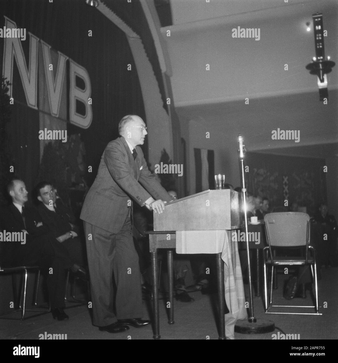 Nederlandse Volksbewegung [Treffen in Amsterdam/Porträts der Parteimitglieder] Treffen der niederländischen Volksbewegung (NVB). Rede von W. Schermerhorn Datum: 1945 Ort: Amsterdam, Noord-Holland Schlüsselwörter: Politische Parteien, Treffen persönlicher Name: Schermerhorn, W. Institutionenname: Concertgebouw, NVB Stockfoto
