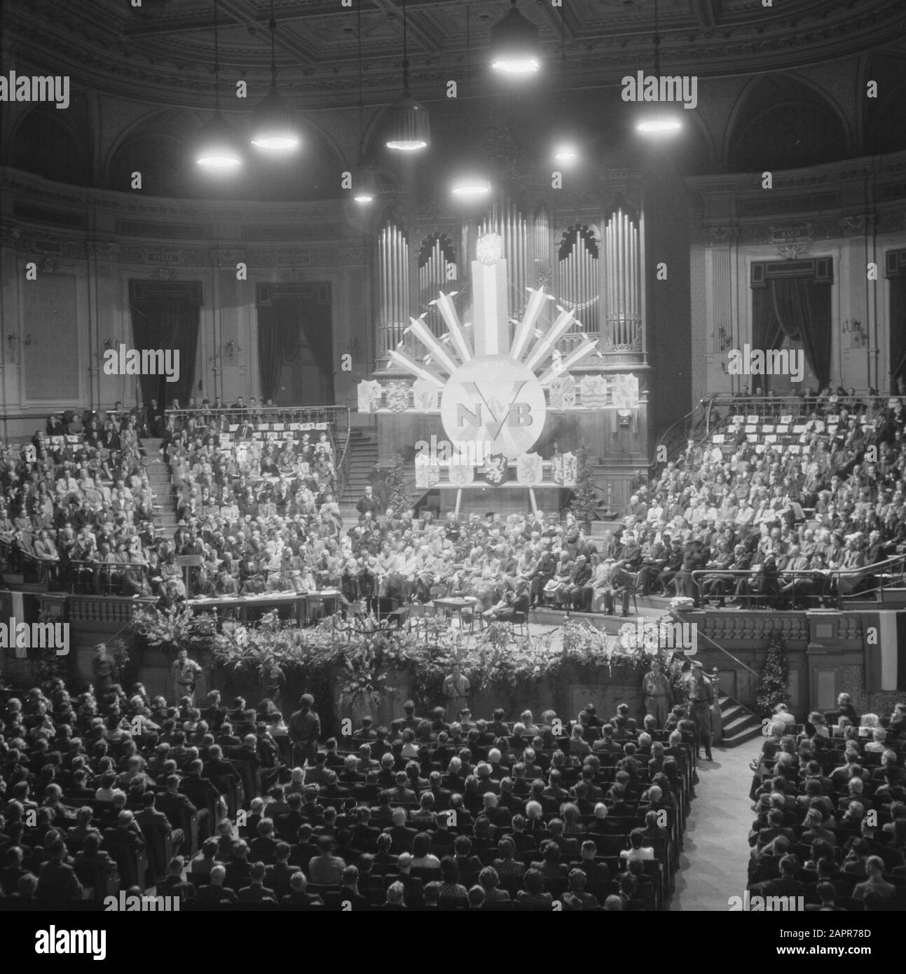 Sitzung der niederländischen Volksbewegung im Concertgebouw (1945) Überblick Datum: 1945 Ort: Amsterdam, Noord-Holland Schlüsselwörter: Tagungen, Politik, politische Parteien Stockfoto