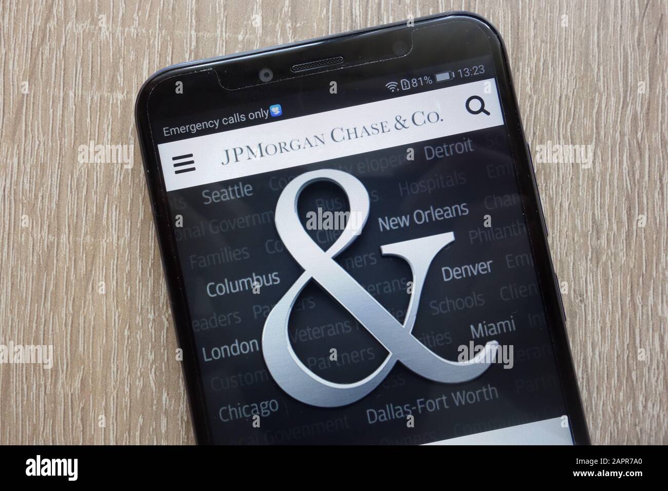 Die Website JPMorgan Chase & Co. Wird auf einem modernen Smartphone angezeigt Stockfoto