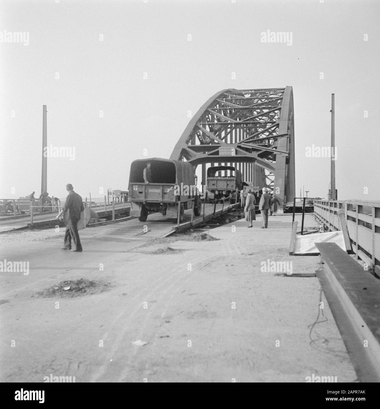 Jan van Hoofbrug Nijmegen Waalbrug in Nijmegen Annotation: Nach der alten Fotoverwaltung Jan van Hoofbrug, benannt nach dem Widerstandskämpferin Nijmegen. Offenbar wurde dieser Name nie wirklich der Brücke zugewiesen. Datum: September 1945 Ort: Nijmegen Schlagwörter: Brücken, Wiederaufbau Personenname: Jan van Hoofbrug Stockfoto