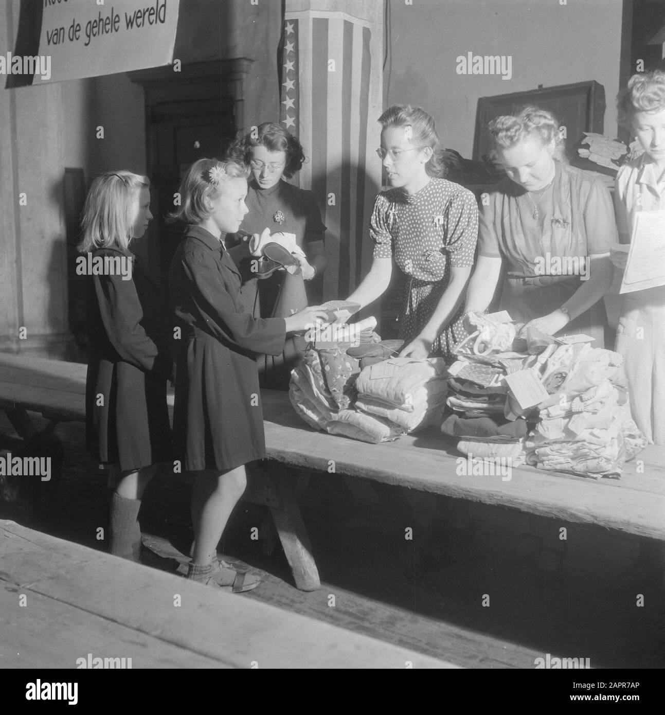 Lustrum und die Wiedereröffnung der Universität Leiden (1945) [Mädchen liefern Schuhe an Sammler] Datum: 1945 Ort: Leiden, Süd-Holland Schlüsselwörter: Bildung Stockfoto
