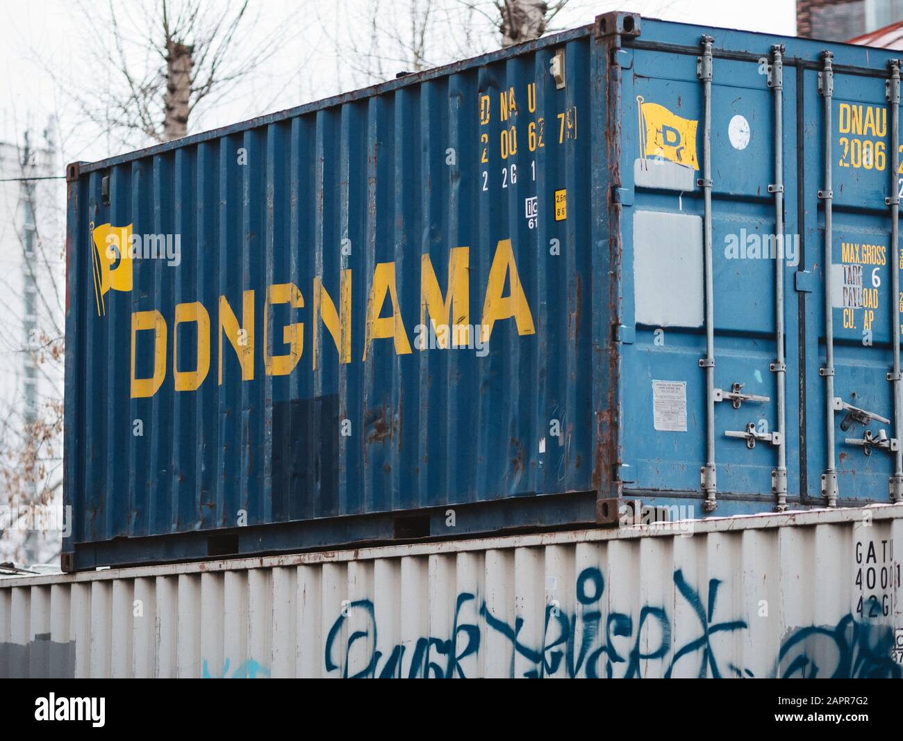 Moskau, Russland - 17. Januar 2020: Blauer 20-Fuß-Seebehälter mit Dongnama Logo. Dongnama wurde von Jindo Corp, dem führenden koreanischen Containermanufaktor, gekauft Stockfoto