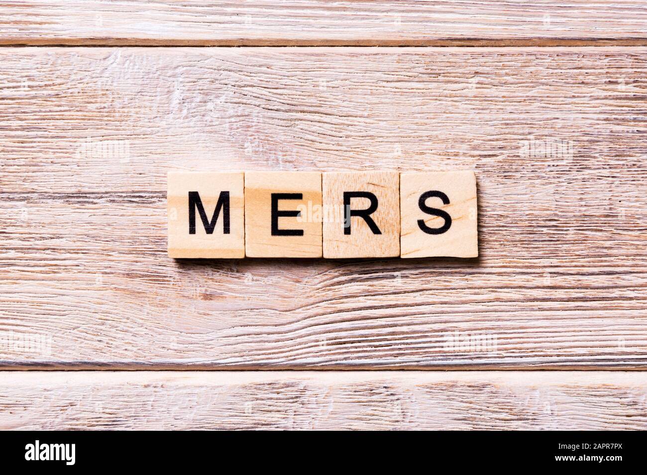 MERS Wort auf Holzblock geschrieben. MERS Text auf Holztisch für Ihr Desing, Coronavirus Konzept Draufsicht. Stockfoto