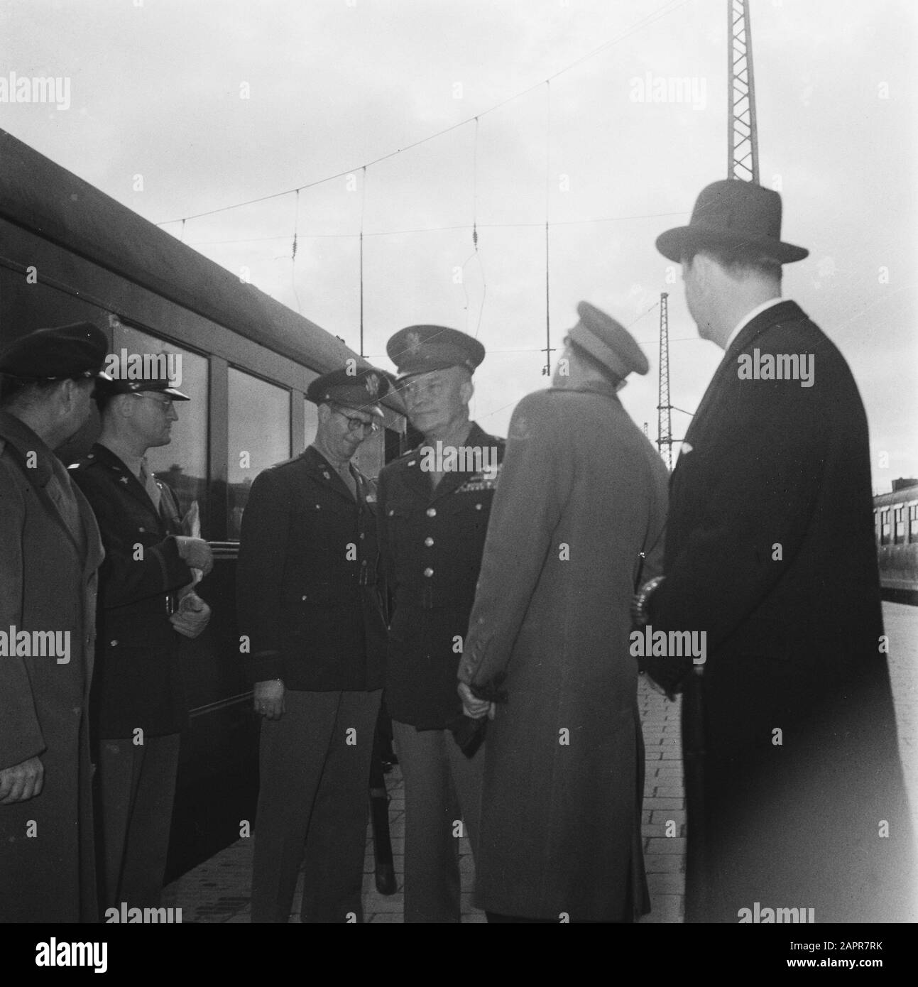 Ankunft Eisenhowers in den Haag [General Eisenhower wird in einem Bahnhof von Prinz Bernhard empfangen] Anmerkung: Eisenhower fuhr mit einem Sonderzug, der sich aus den Eisenbahnwaggons von Hitler, Goebbels, Göring und Von Ribbentrop zusammensetzte Datum: 6. Oktober 1945 Ort: Den Haag Schlüsselwörter: Besuche, Generäle persönlicher Name: Eisenhower, Dwight Stockfoto