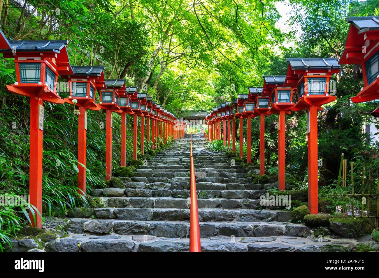 Die rote traditionelle Lichtmast am Kifune Schrein, Kyoto in Japan. Stockfoto