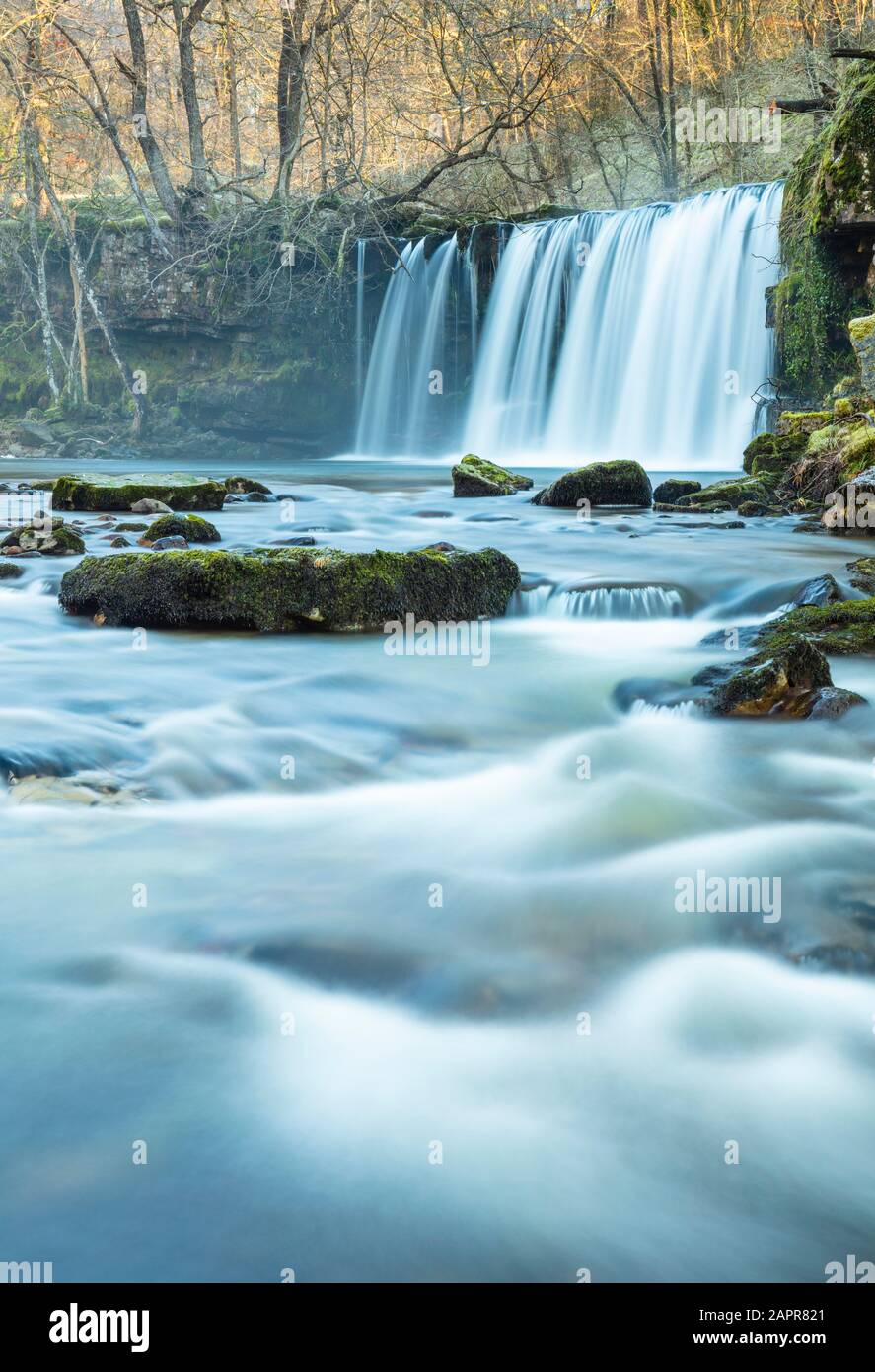 Der Wasserfall Sgwd Ddwli Uchaf oder Der obere Gushing fällt auf den Fluss Nedd Fechan im Brecon Beacons National Park in der Nähe von Glynneath Wales UK GB Europe Stockfoto