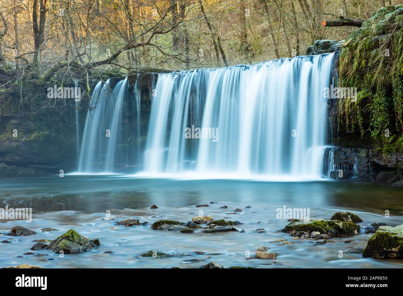 Der Wasserfall Sgwd Ddwli Uchaf oder Der obere Gushing fällt auf den Fluss Nedd Fechan im Brecon Beacons National Park in der Nähe von Glynneath Wales UK GB Europe Stockfoto
